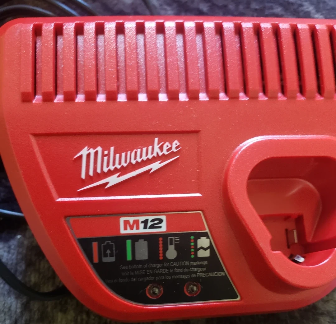 Milwaukee M12 Battery Charger - photo 2