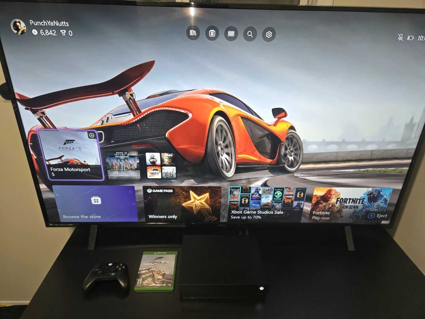 XBOX ONE X 1TB CONSOLE + CONTROLLER + FORZA 5