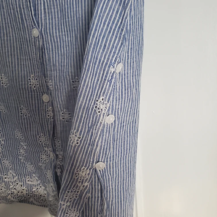 Passport 100% Cotton Chambray Sleeveless Embroidered Top - photo 4