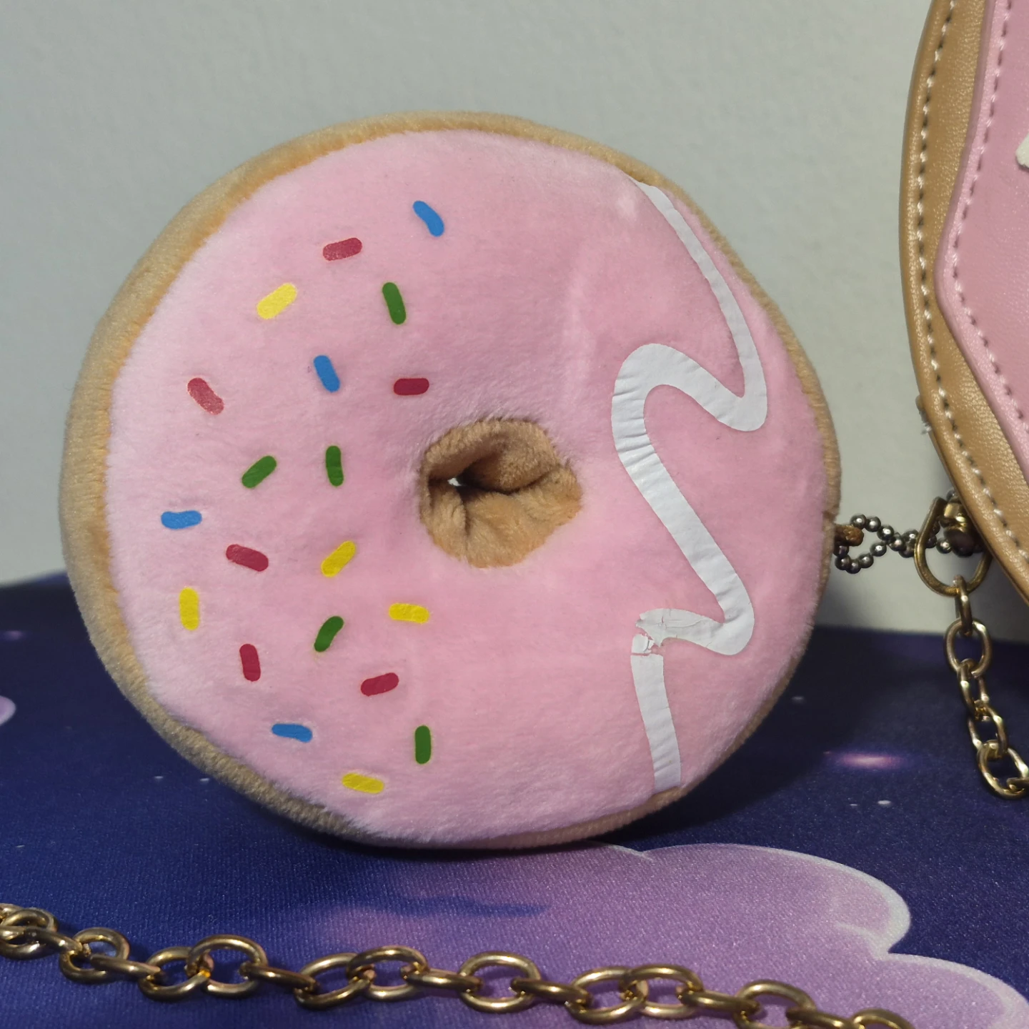 Donut crossbody bag with donut plush keychain - photo 3