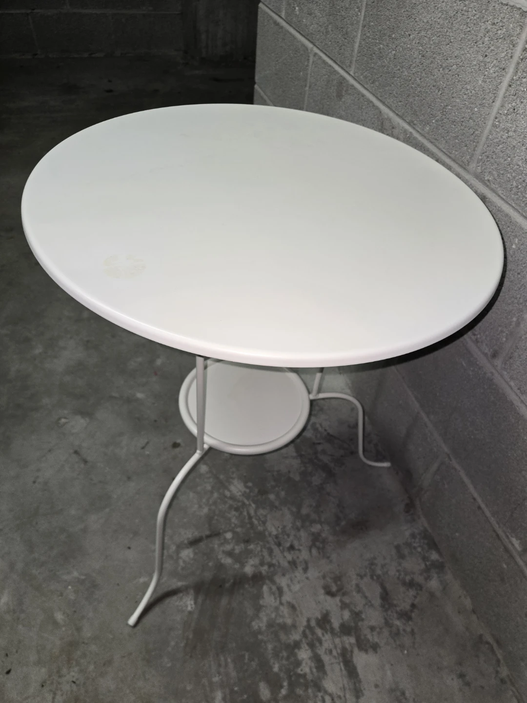 White Round Metal Side Table - photo 2