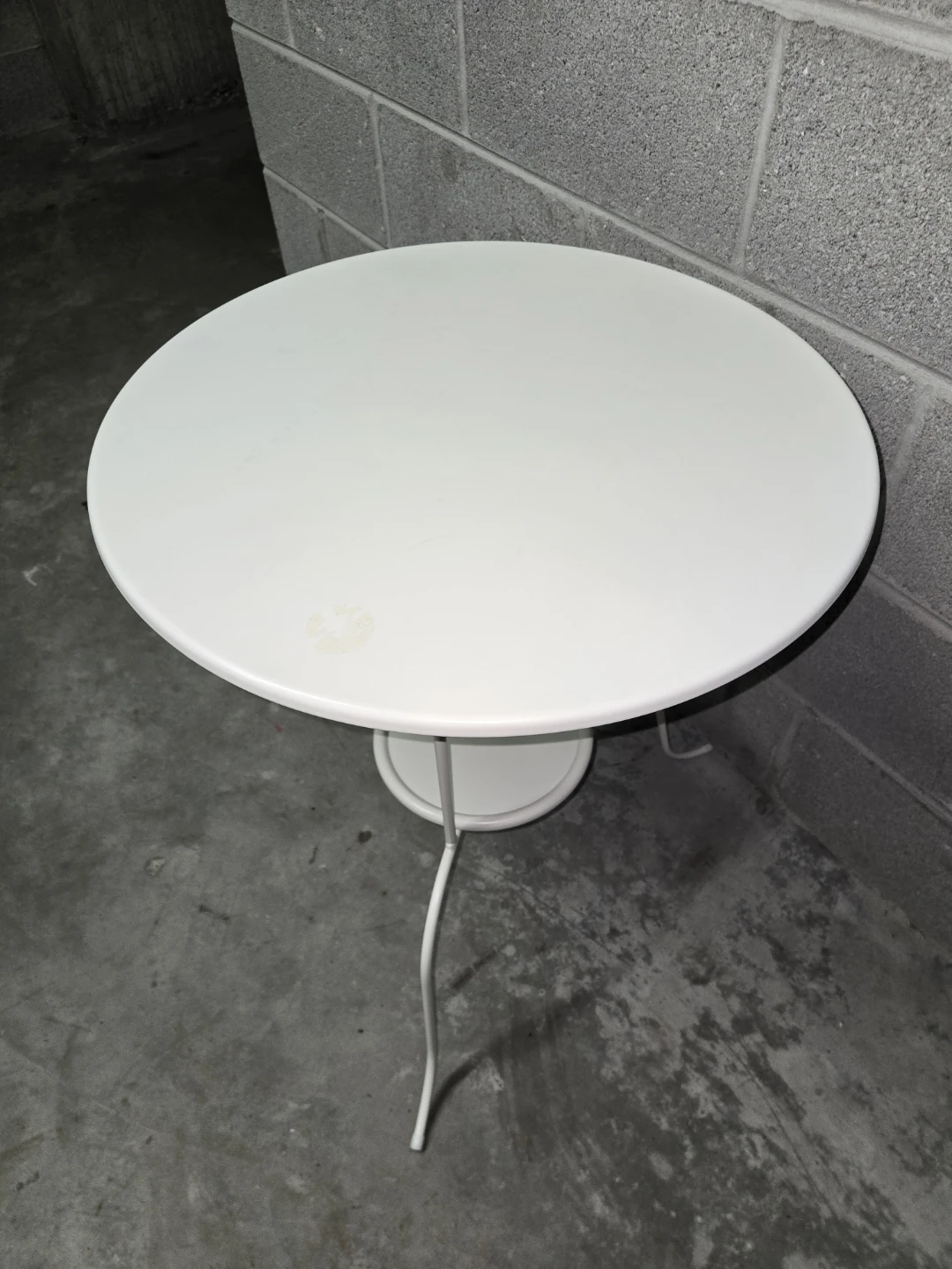 White Round Metal Side Table - photo 5