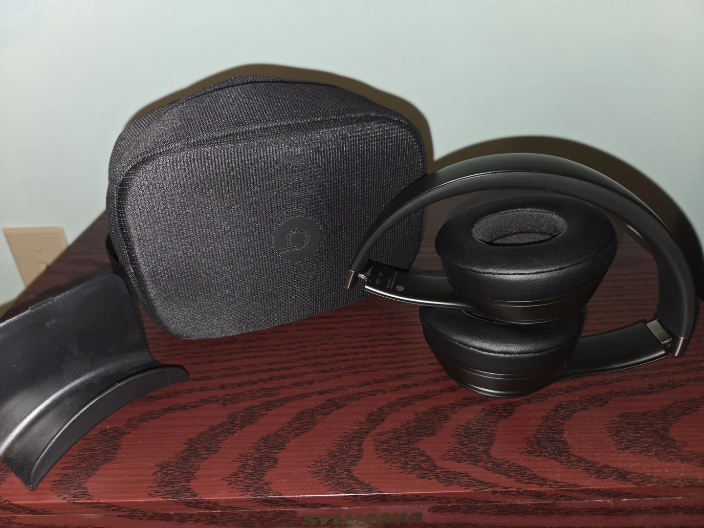 Beats Solo 4 Wireless Headphones Black - Complete set (like new) - photo 4