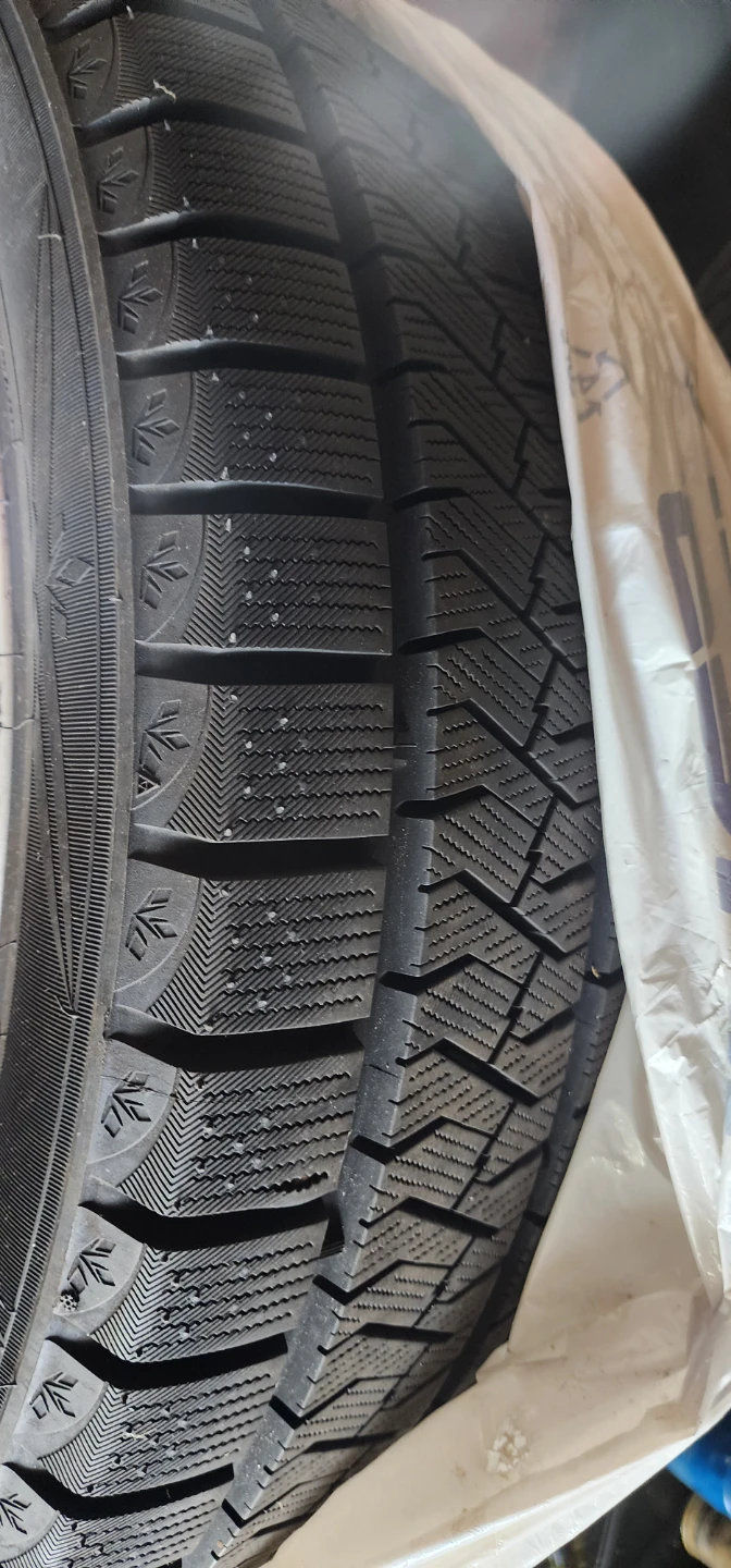 245/45R18 100V Winter Tires on Alloy Rims - photo 3