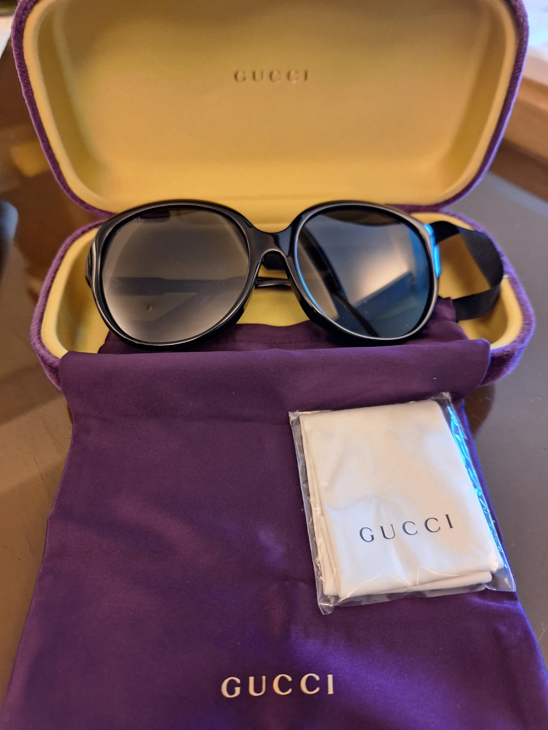GUCCI Black Women's Sunglasses with Case