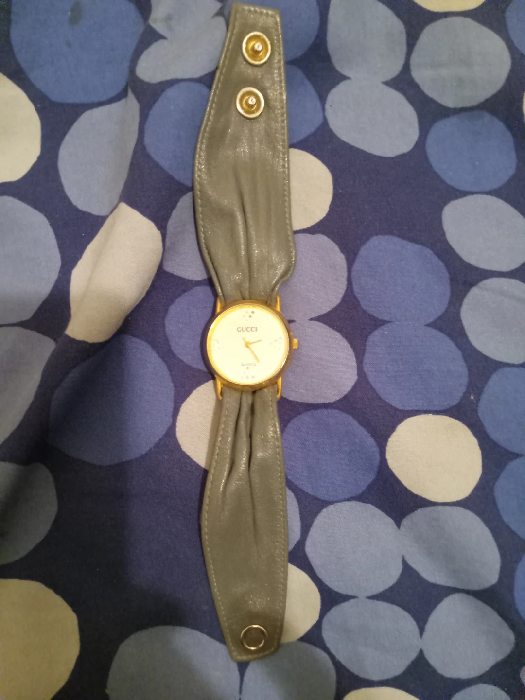 GUCCI Quartz Watch with Grey Leather Band
