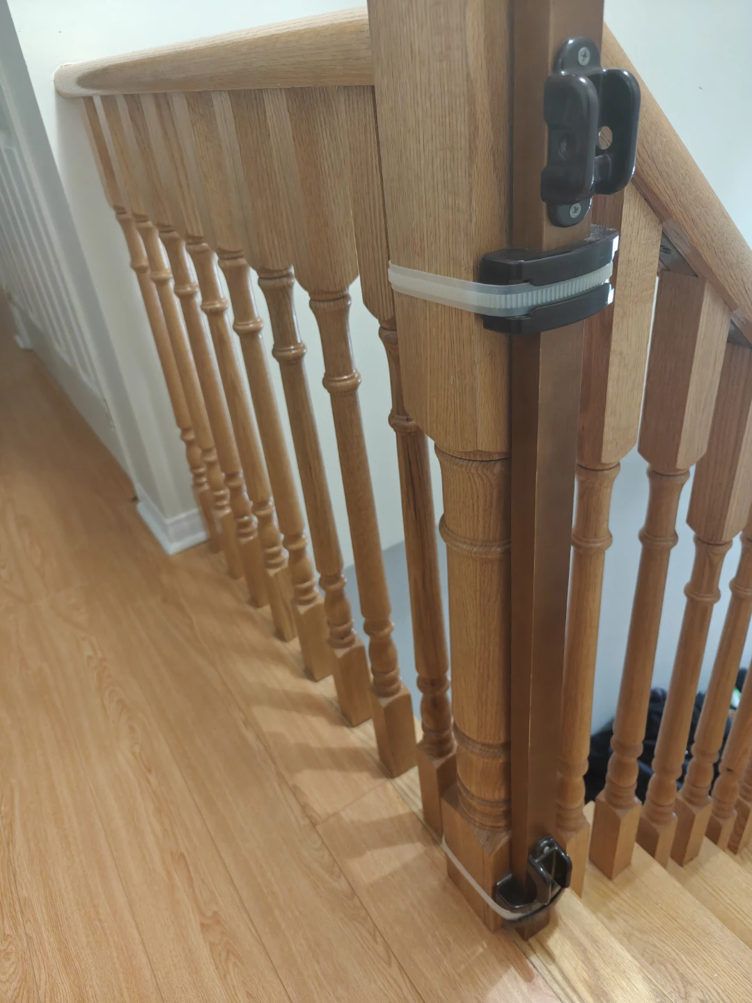 Summer Infant Wooden Baby Gate + Universal Banister Kit - photo 2