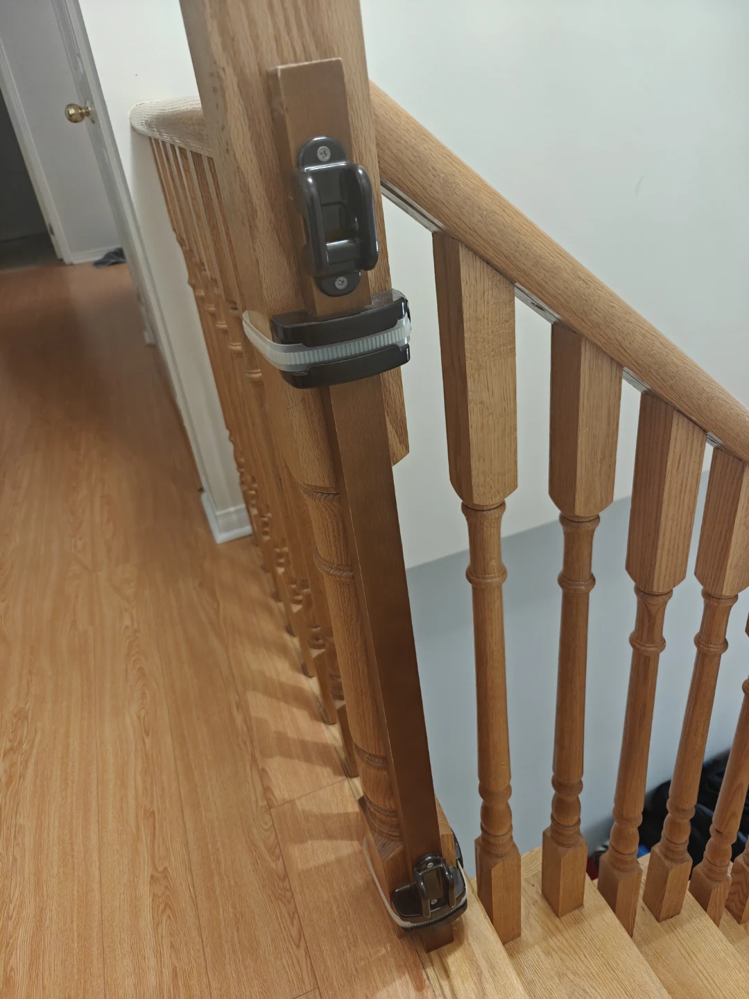 Summer Infant Wooden Baby Gate + Universal Banister Kit - photo 3