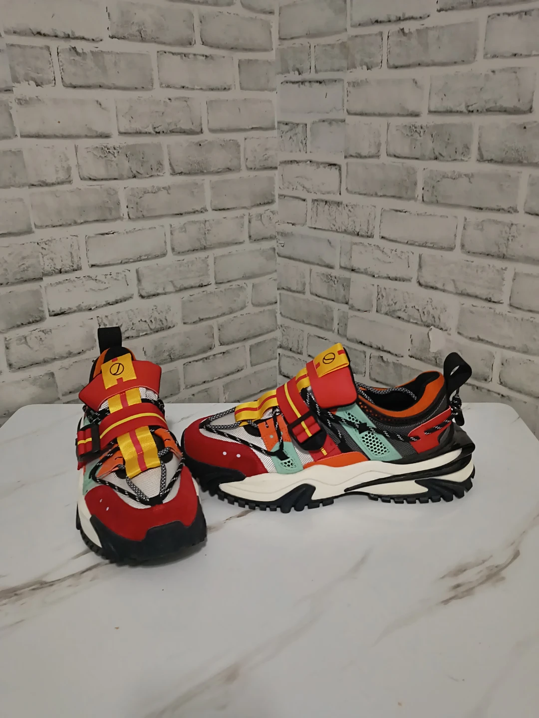 MEN'S COLORFUL SZ.10 JAVI BRAND ATHLETIC SHOES