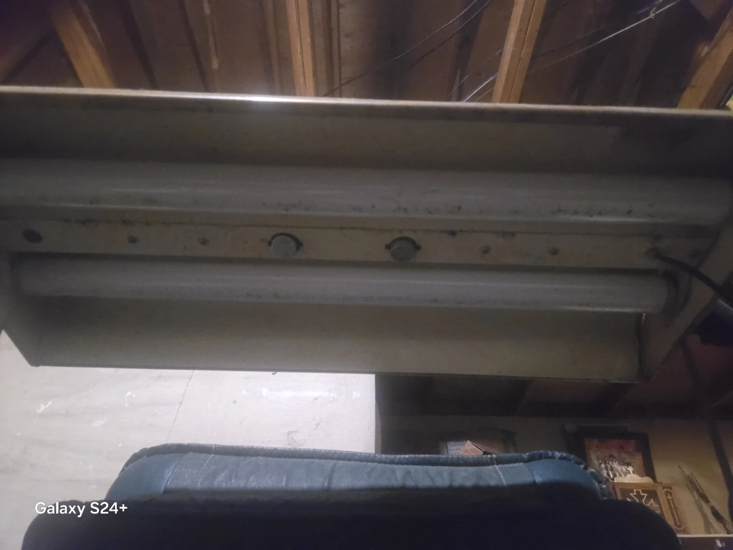 GE Cool White F20 Fluorescent Light Fixture