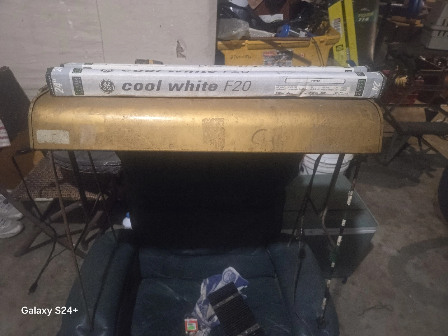 GE Cool White F20 Fluorescent Light Fixture - photo 3