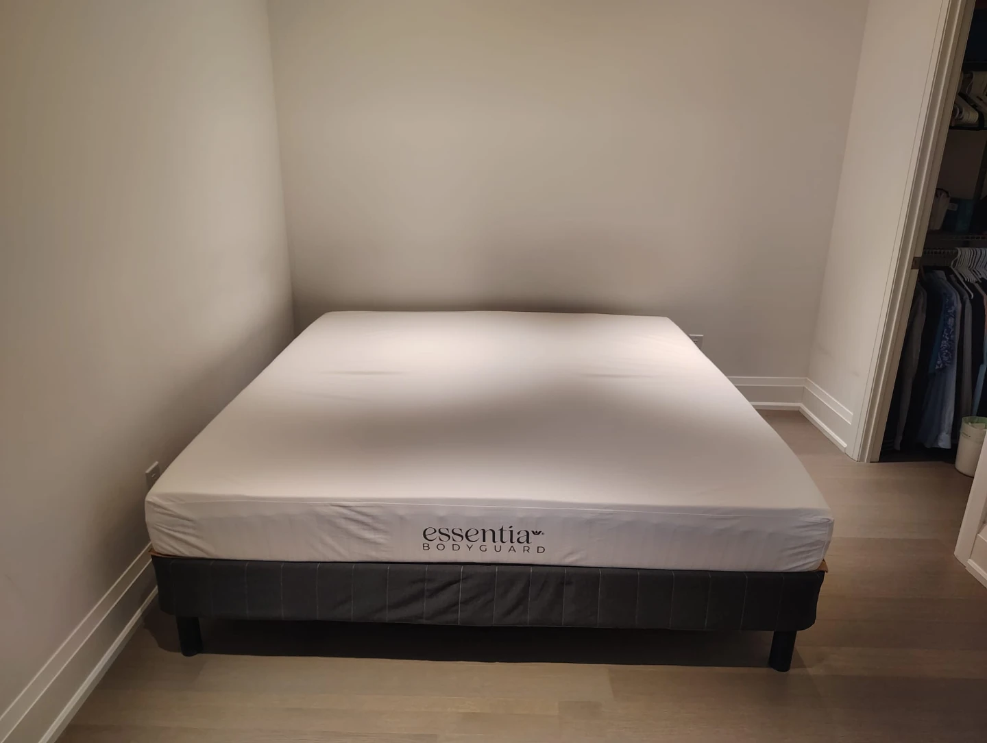 King Premium Essentia Dormeuse Organic Mattress - Like New!