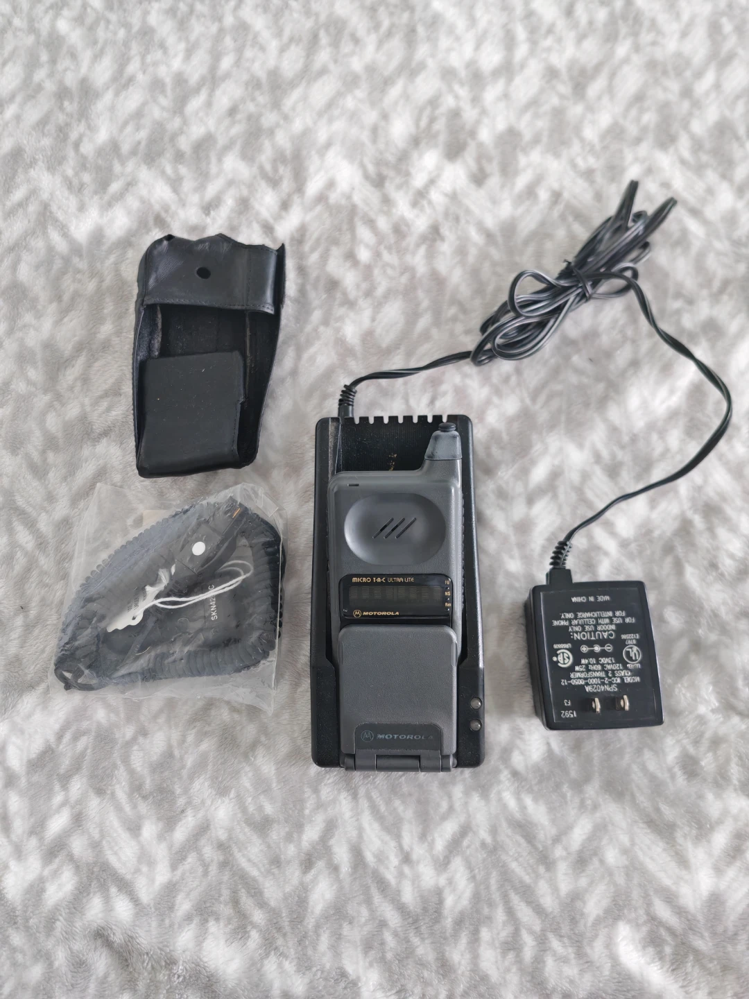 Vintage Motorola MicroTAC Ultra Lite + Original Accessories - photo 2