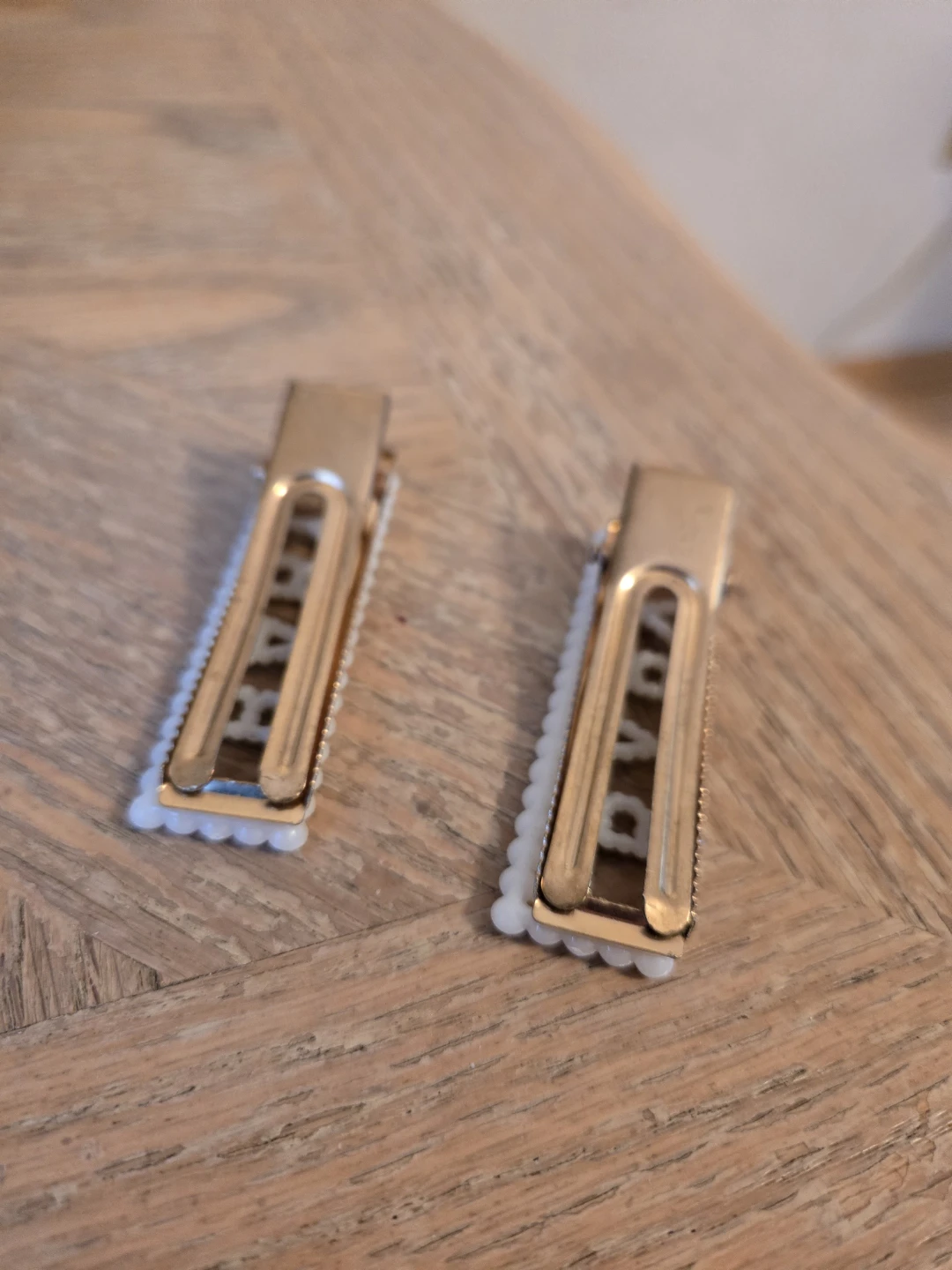 Set of 2 "Baby" Hair Clips - Gold Tone with Pearl - photo 2