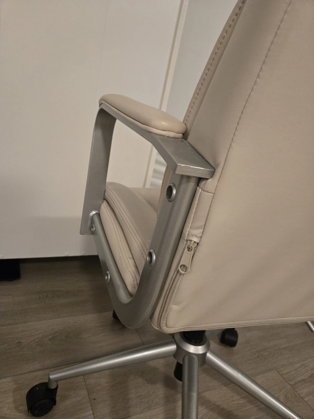 Cream Leather Office Chair - photo 5