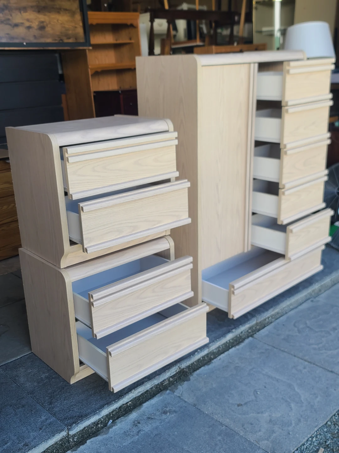 Palliser Dresser and 2 Nightstands - photo 4