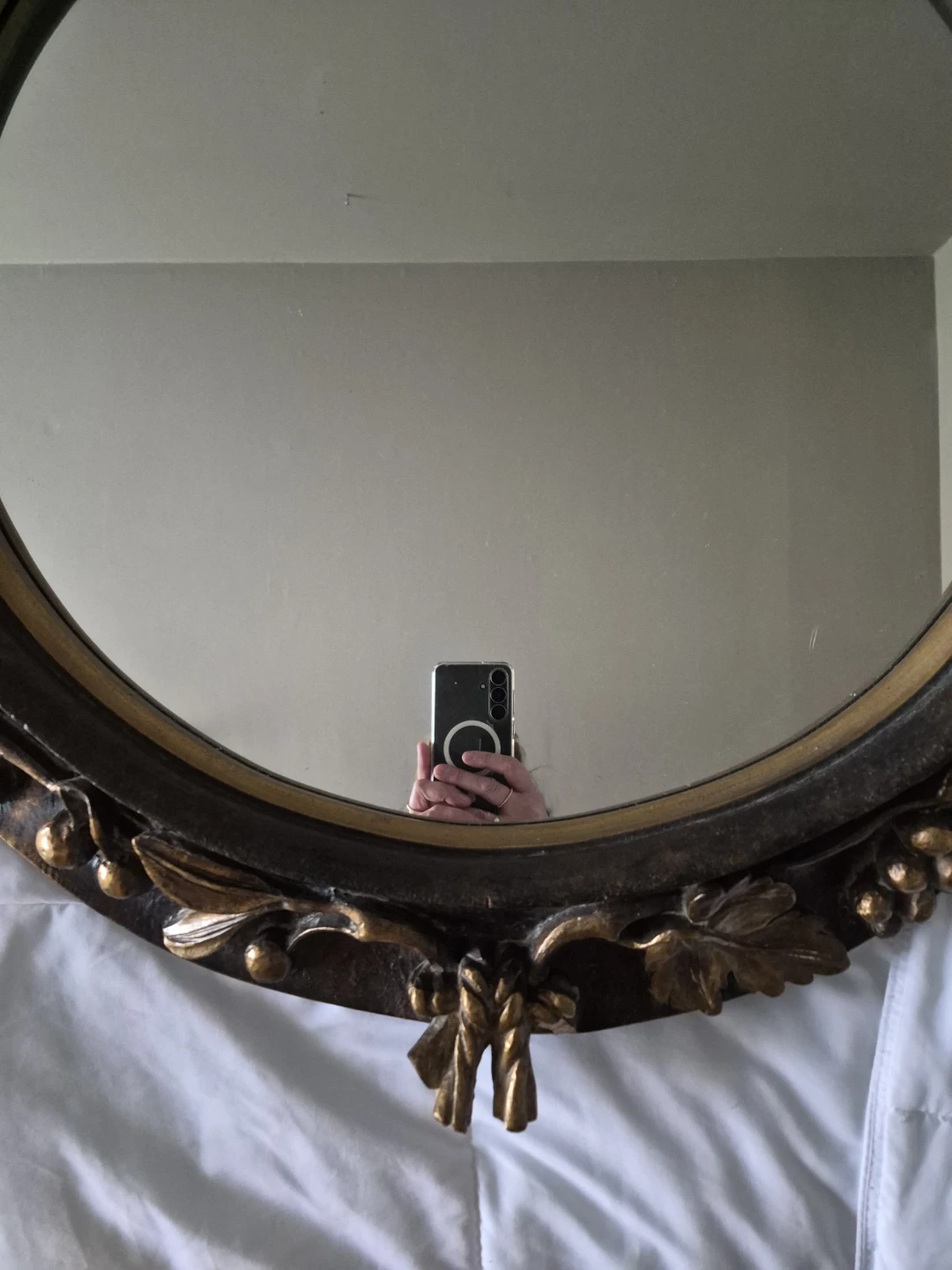 Oval decorative mirror with ornate gold frame - photo 2