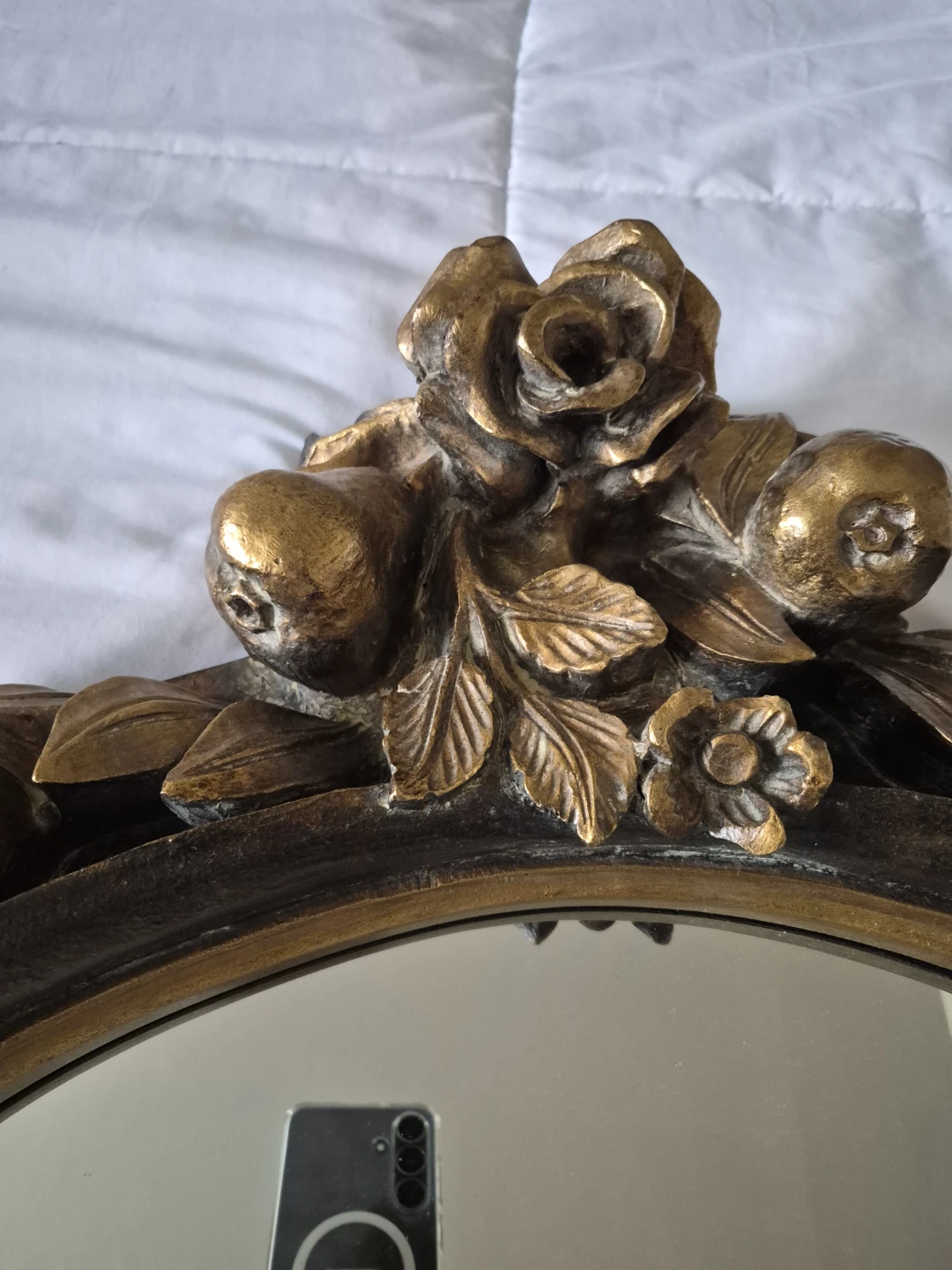 Oval decorative mirror with ornate gold frame - photo 4