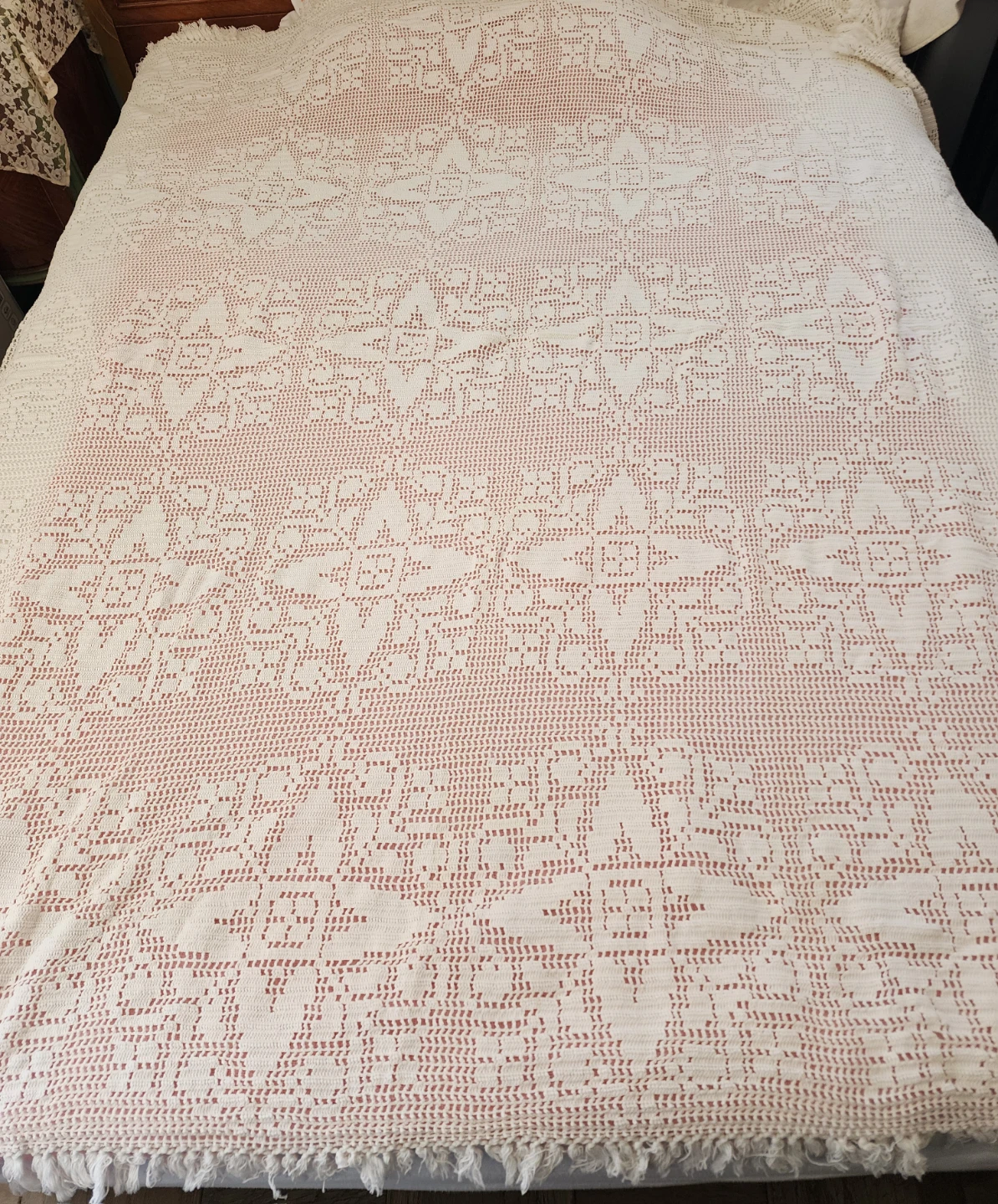 HAND CROCHETED BEDSPREAD OR TABLECLOTH - photo 2