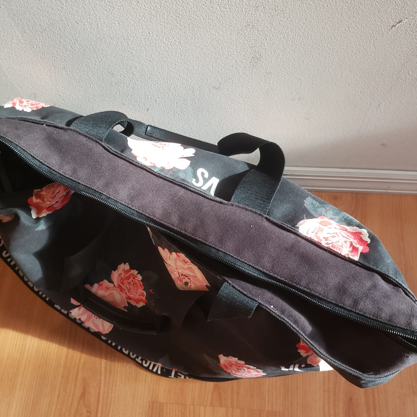 Victoria's Secret Floral Weekender Bag - photo 2