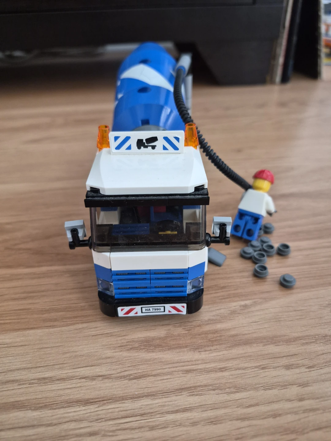 LEGO City Cement Mixer Truck - photo 2