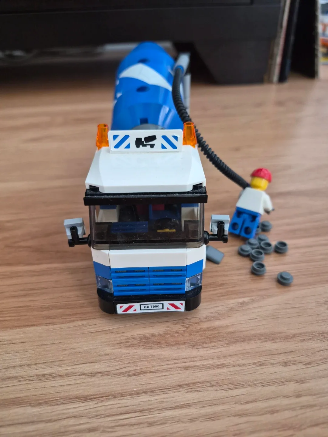 LEGO City Cement Mixer Truck - photo 2