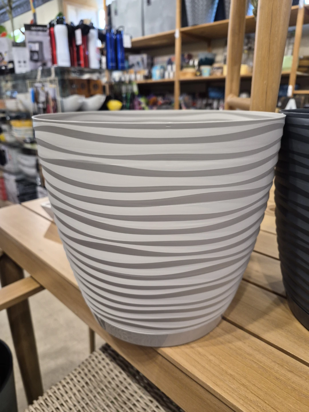 New Wavy Pattern flower pots 10" with saucers $5ea. - photo 3