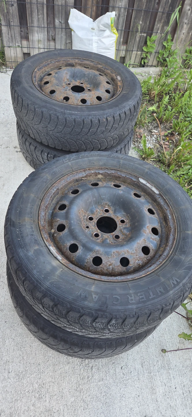 Set of 4 Winter Claw Tires with Rims 215/60R16 - photo 3