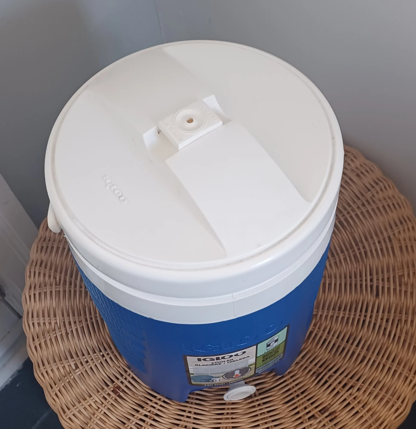 Igloo 2 Gallon Blue Water Cooler Jug - photo 2