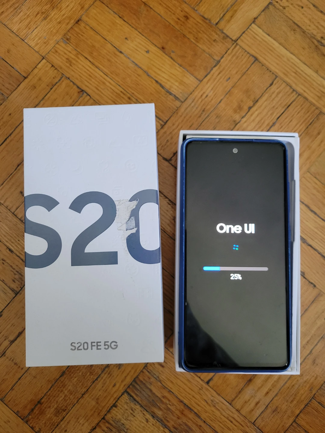 Samsung S20 FE 5G Smartphone with Charger