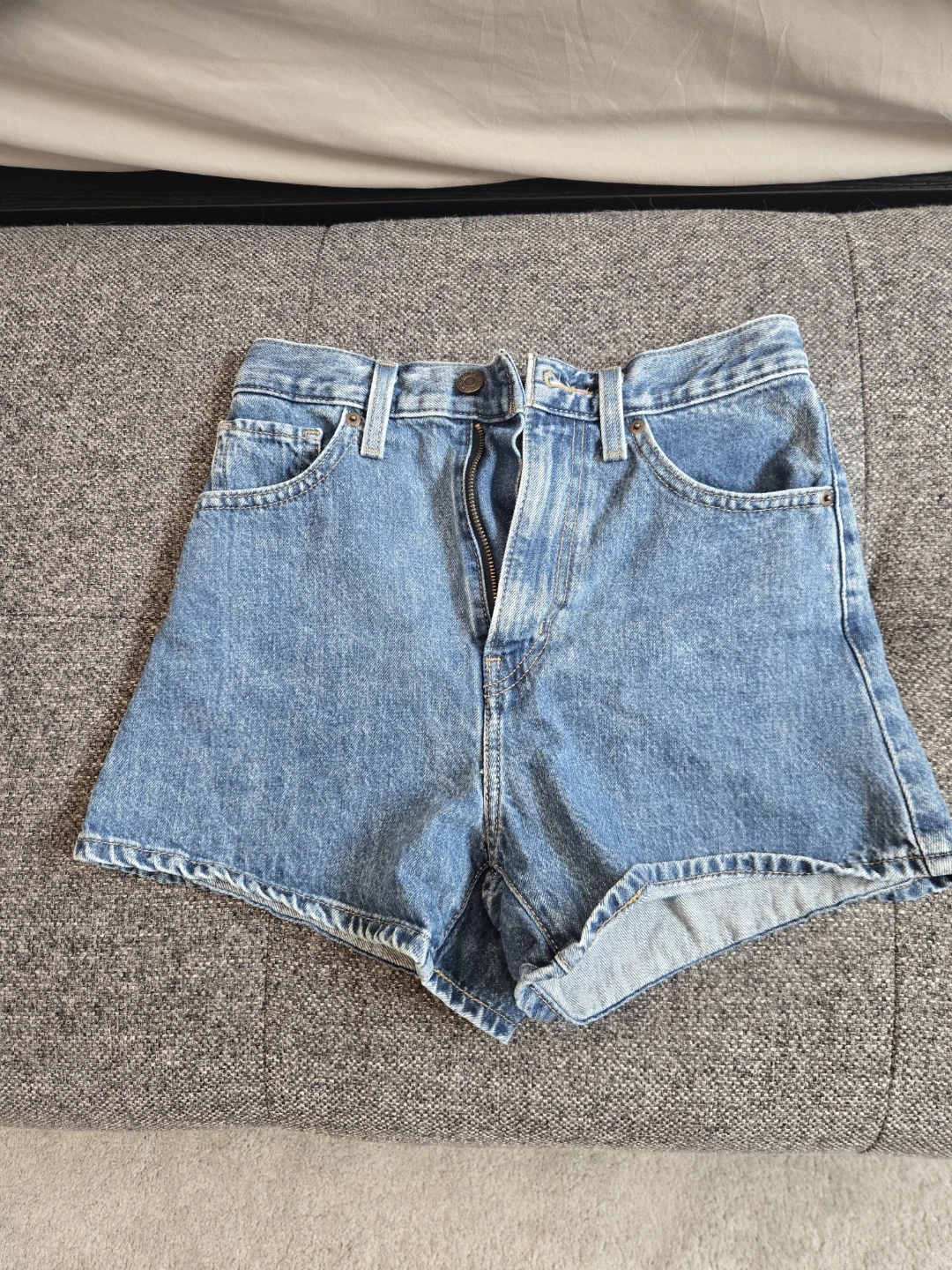 Levi's High Waisted Mom Shorts Size 25