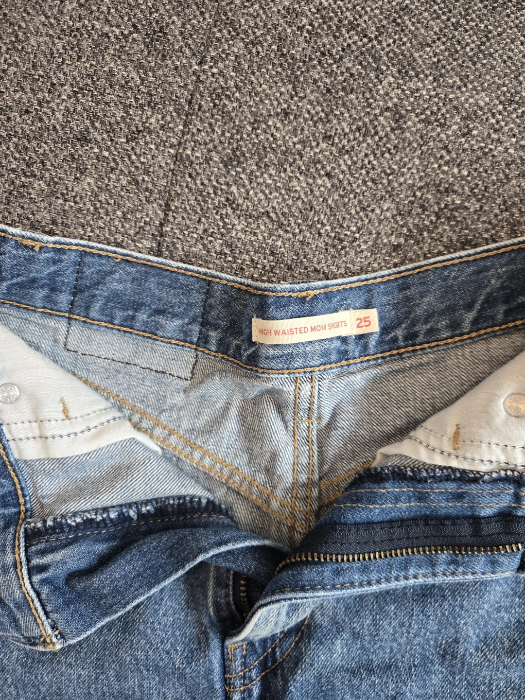 Levi's High Waisted Mom Shorts Size 25 - photo 3