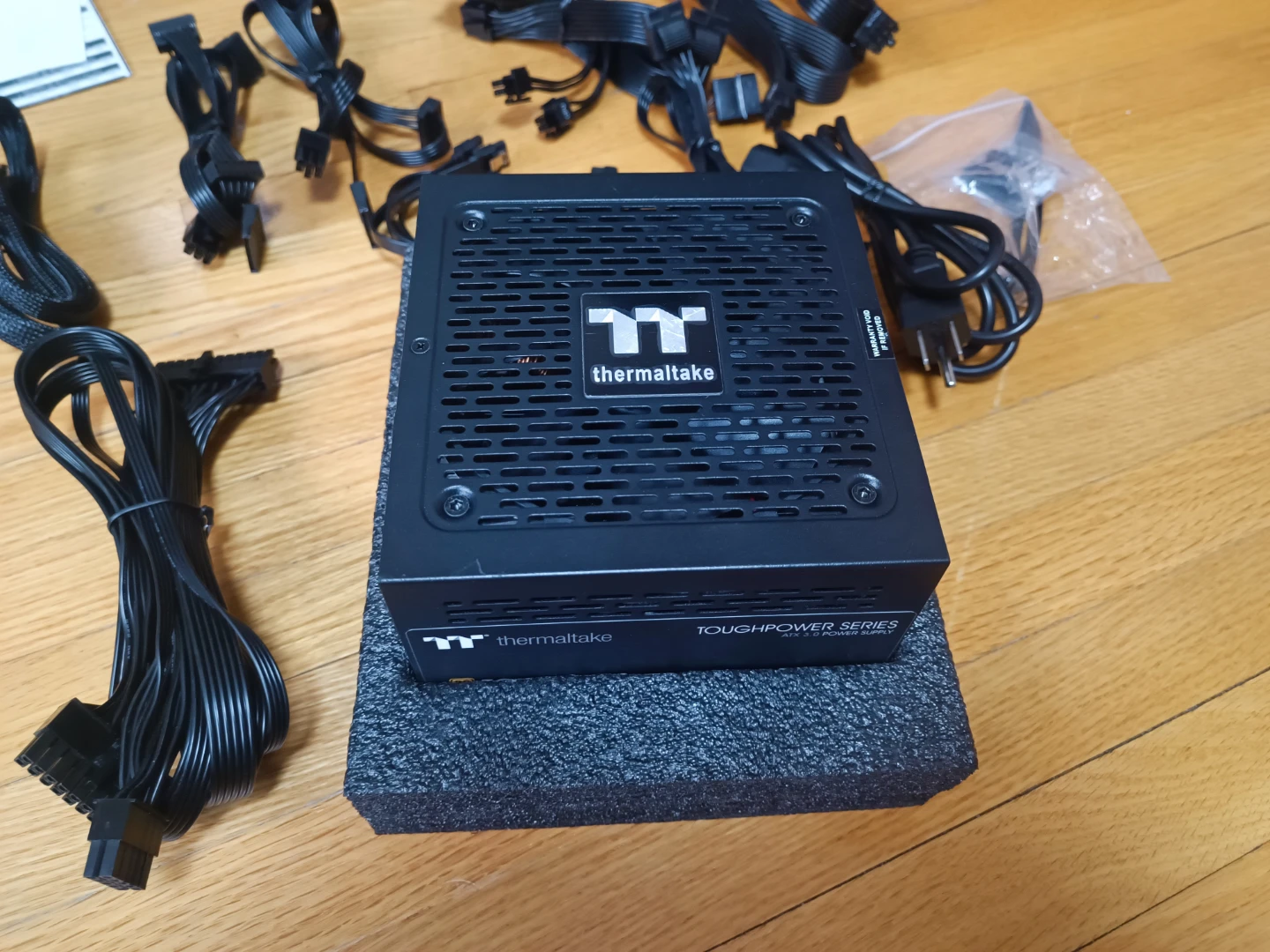 Thermaltake Toughpower GF A3 750W Power Supply - photo 3