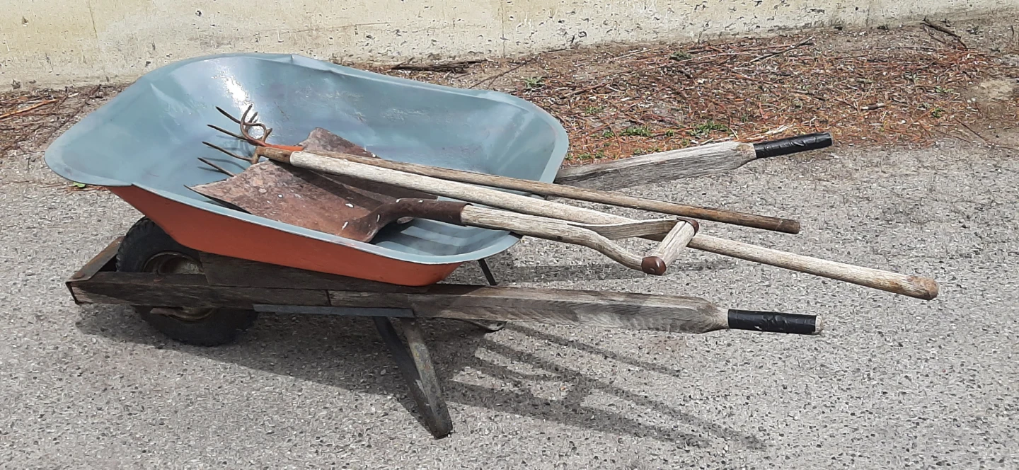 Metal Garden Wheelbarrow & Garden Tools READ DESCRIPTION ON SIZE - photo 4