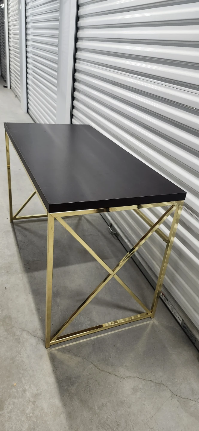 Desk - photo 2