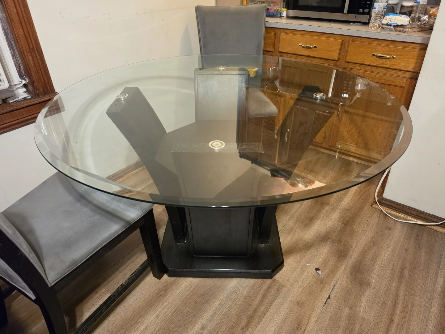 Bonito comedor con 4 sillas en buen estado - photo 2