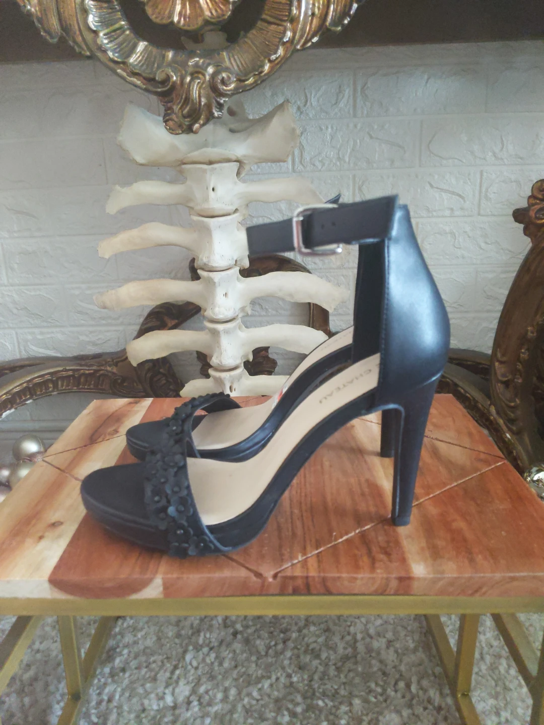 Le Chateau Black Floral Heels Size 38 NWT - photo 2