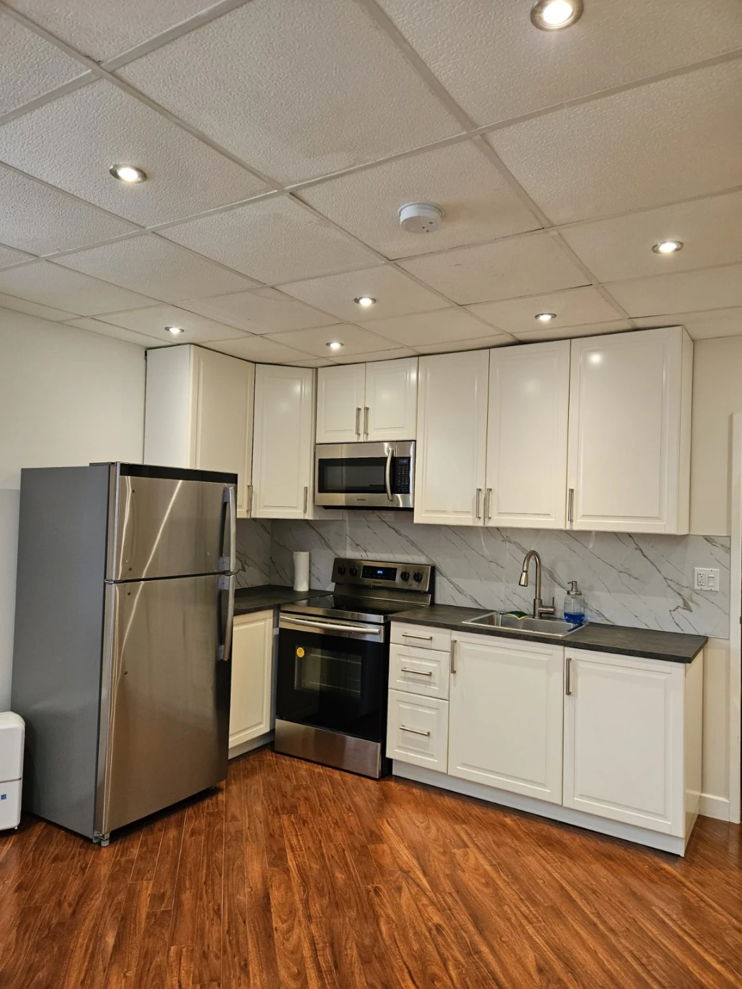 One Bedroom Basement Apartment $1650 utility  included - photo 3