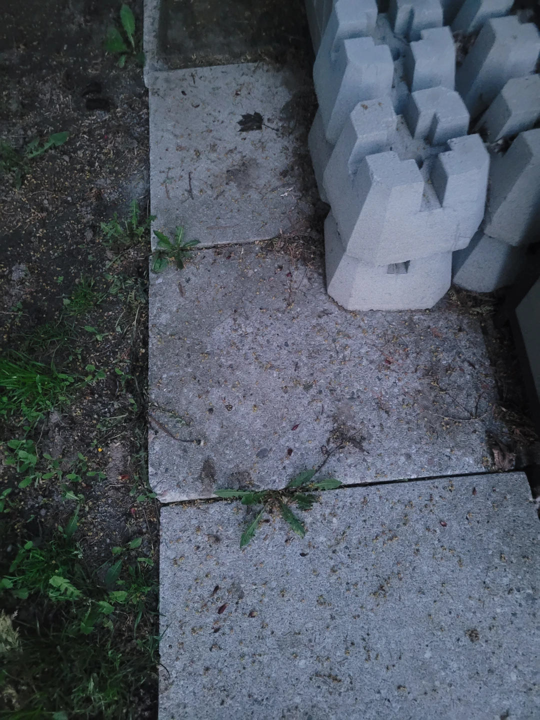 Concrete retaining deck blocks