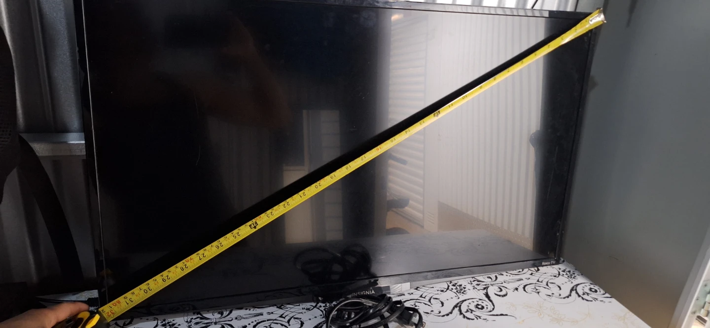 Insignia 32" LED TV - photo 3