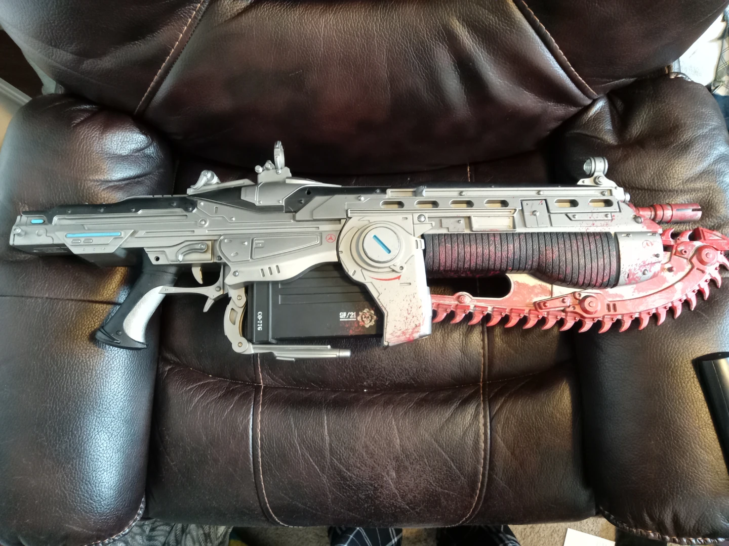 Gears of War 2 NECA Lancer Replica - Signed by Marcus Fenix - photo 2