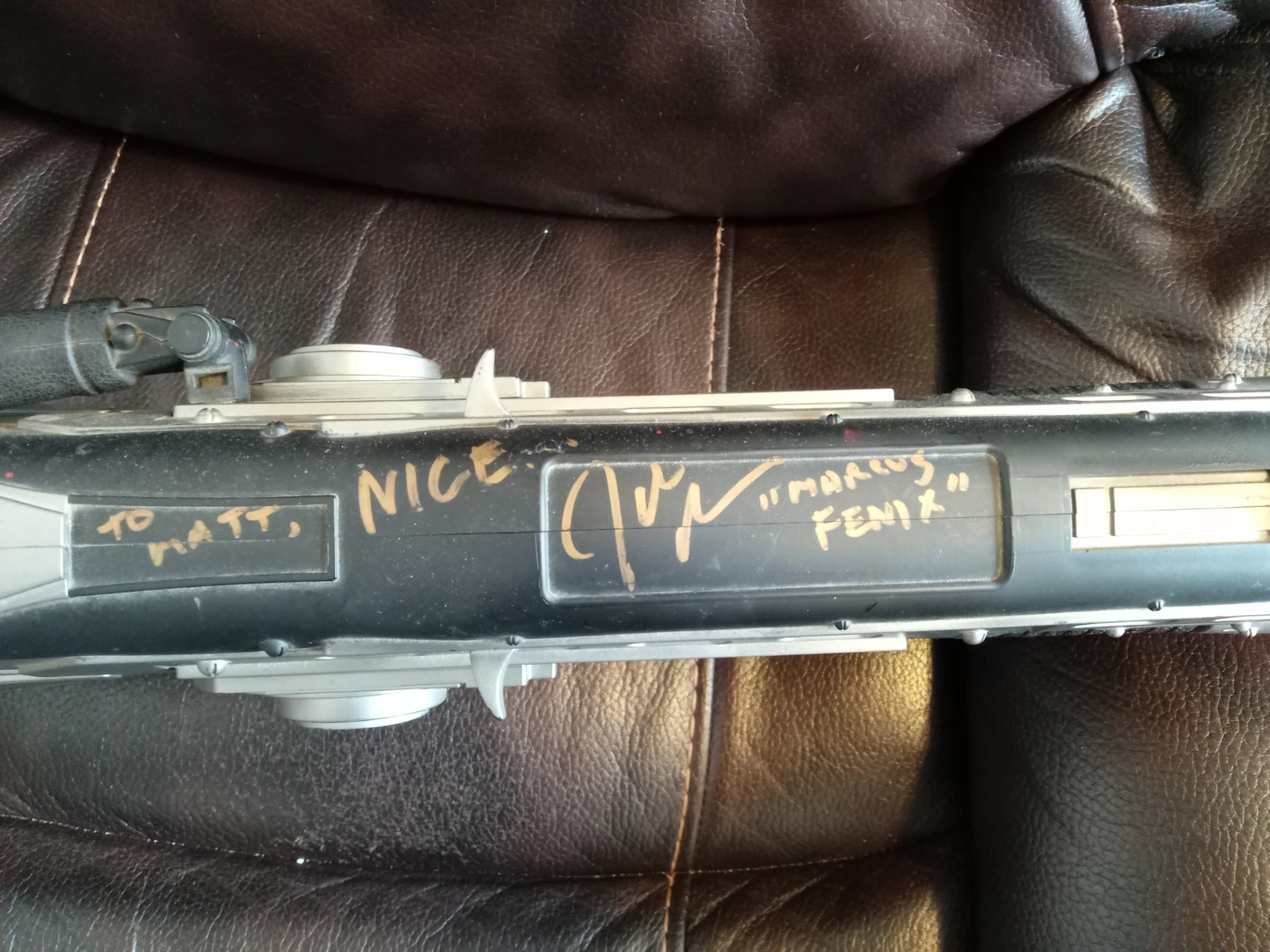 Gears of War 2 NECA Lancer Replica - Signed by Marcus Fenix - photo 3