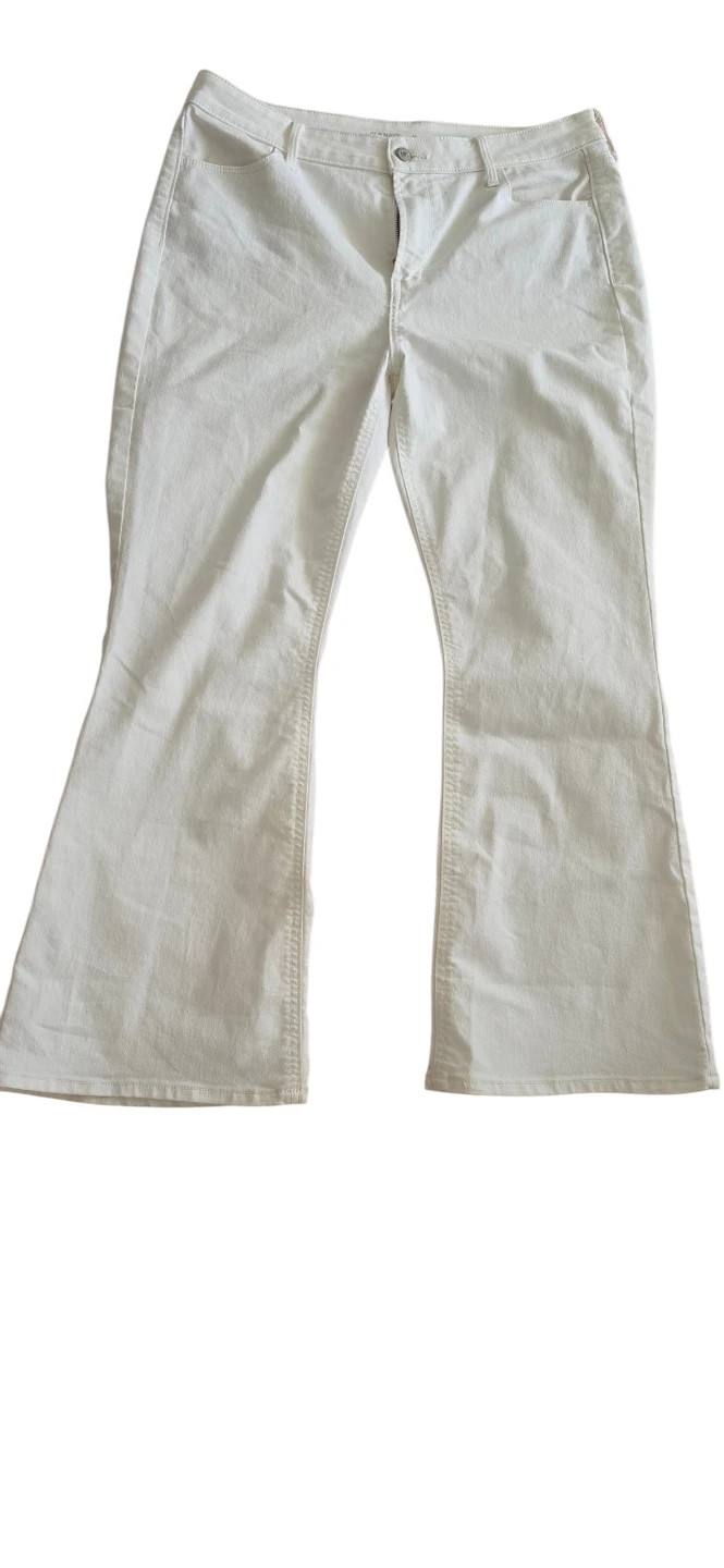 Old Navy Women's White "Wow Flare" Jeans Size 14 Petite