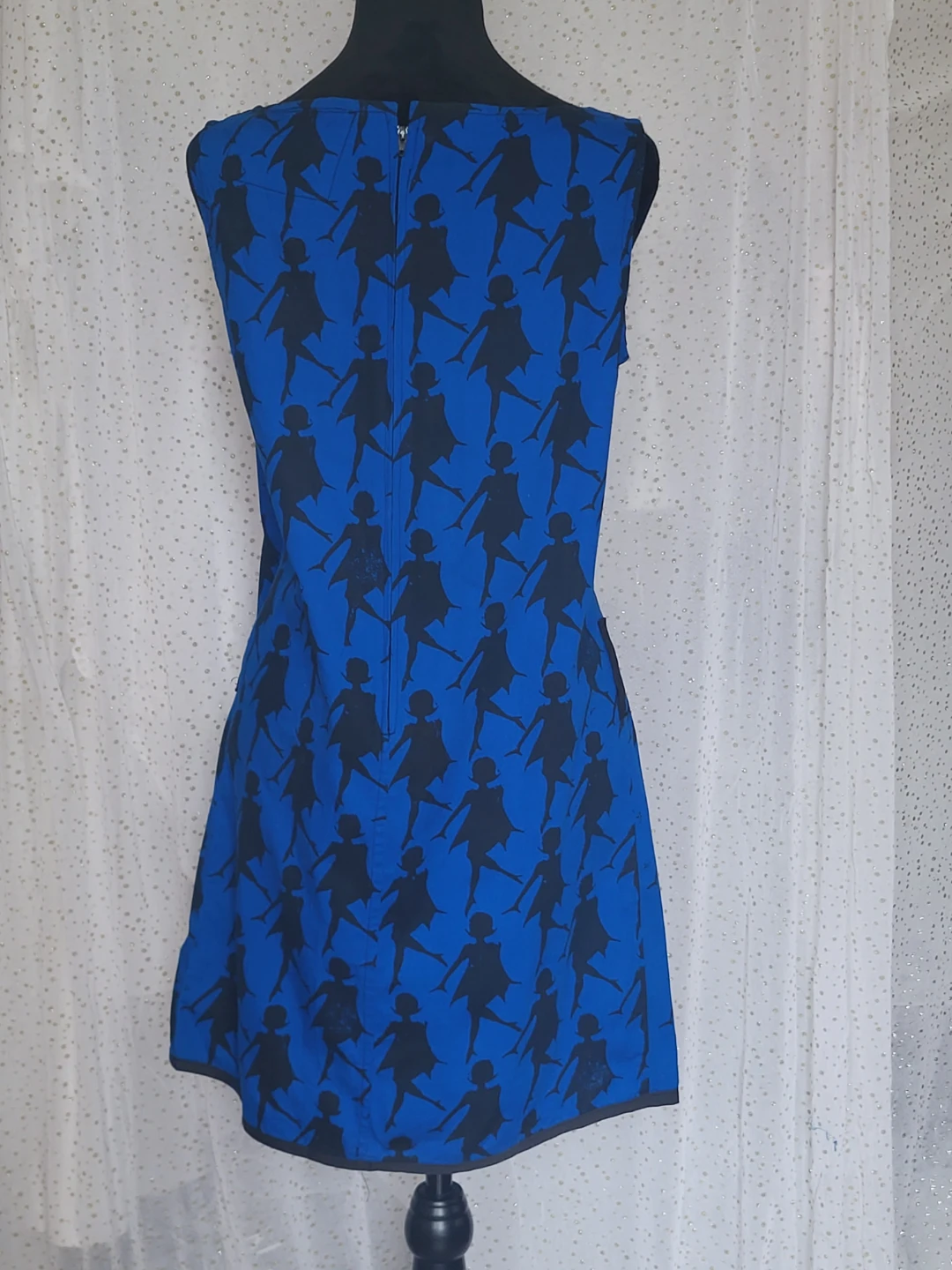 Blue sleeveless dress with black silhouette pattern - photo 2