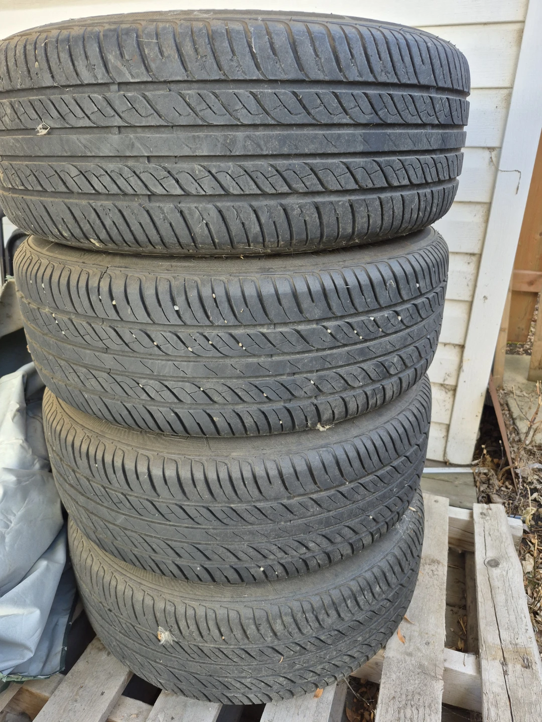 Set of 4 Tires 215/60R16 95V/T