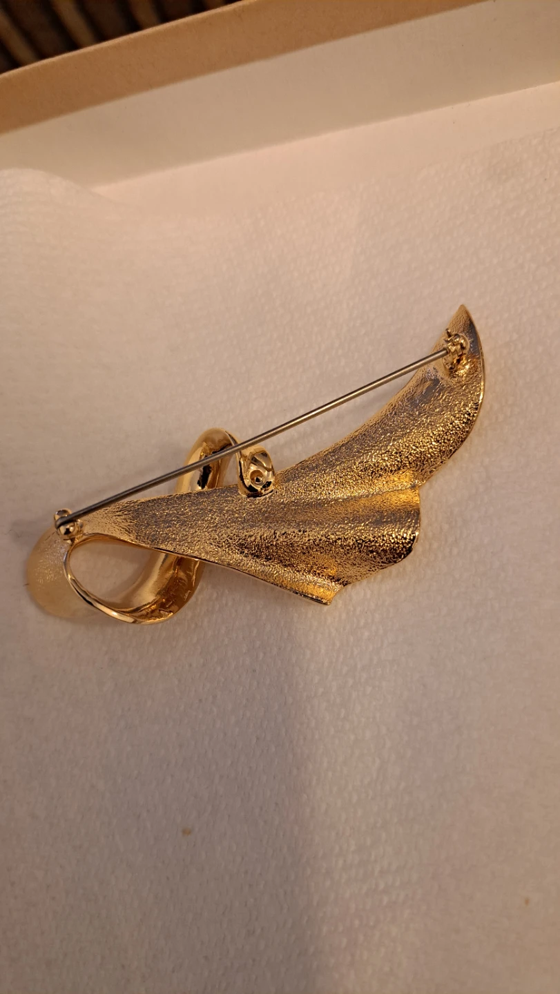 New Gold Tone Ribbon Brooch - photo 3