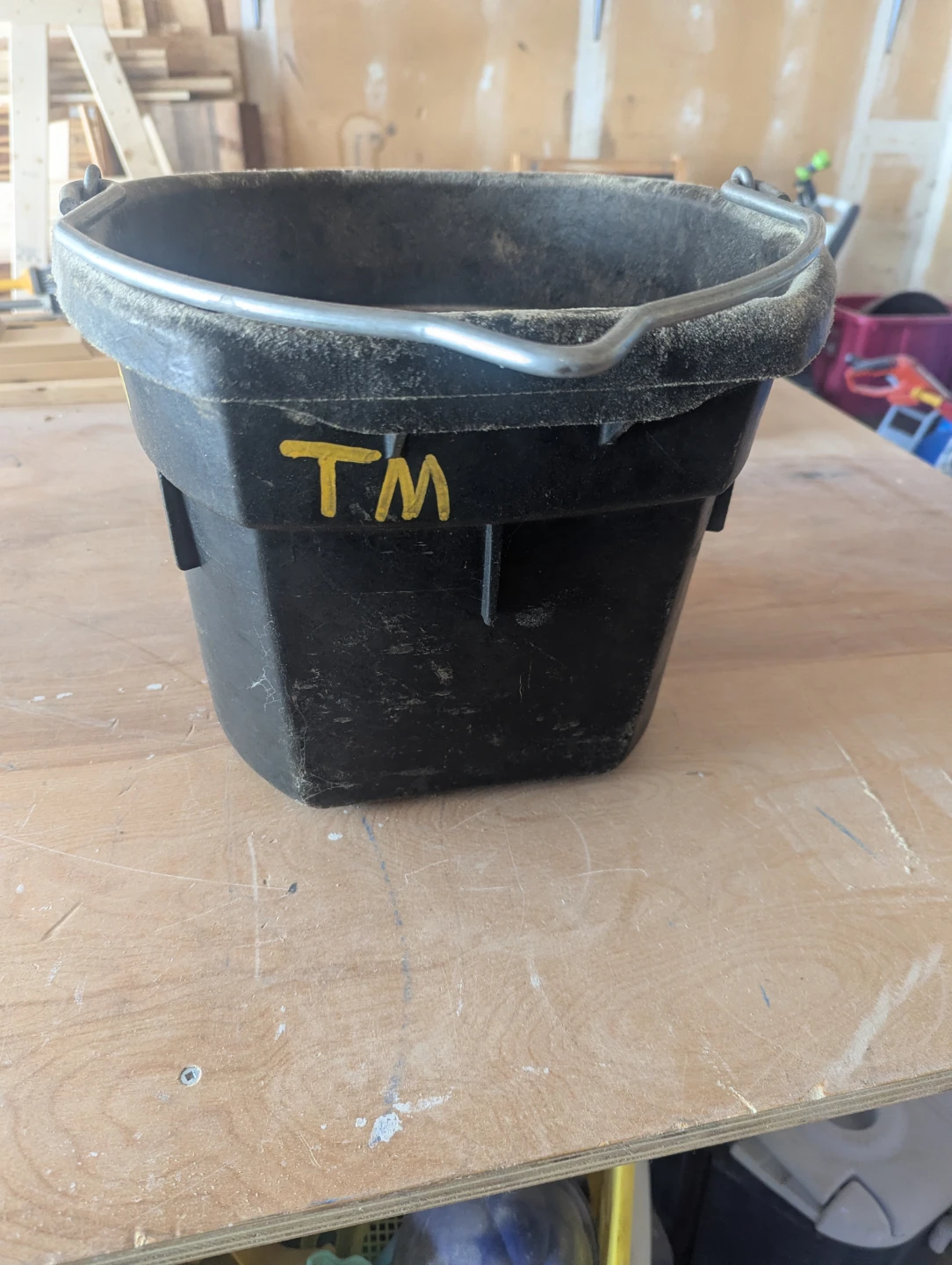 Flat Back 18L Feed Bucket - photo 3