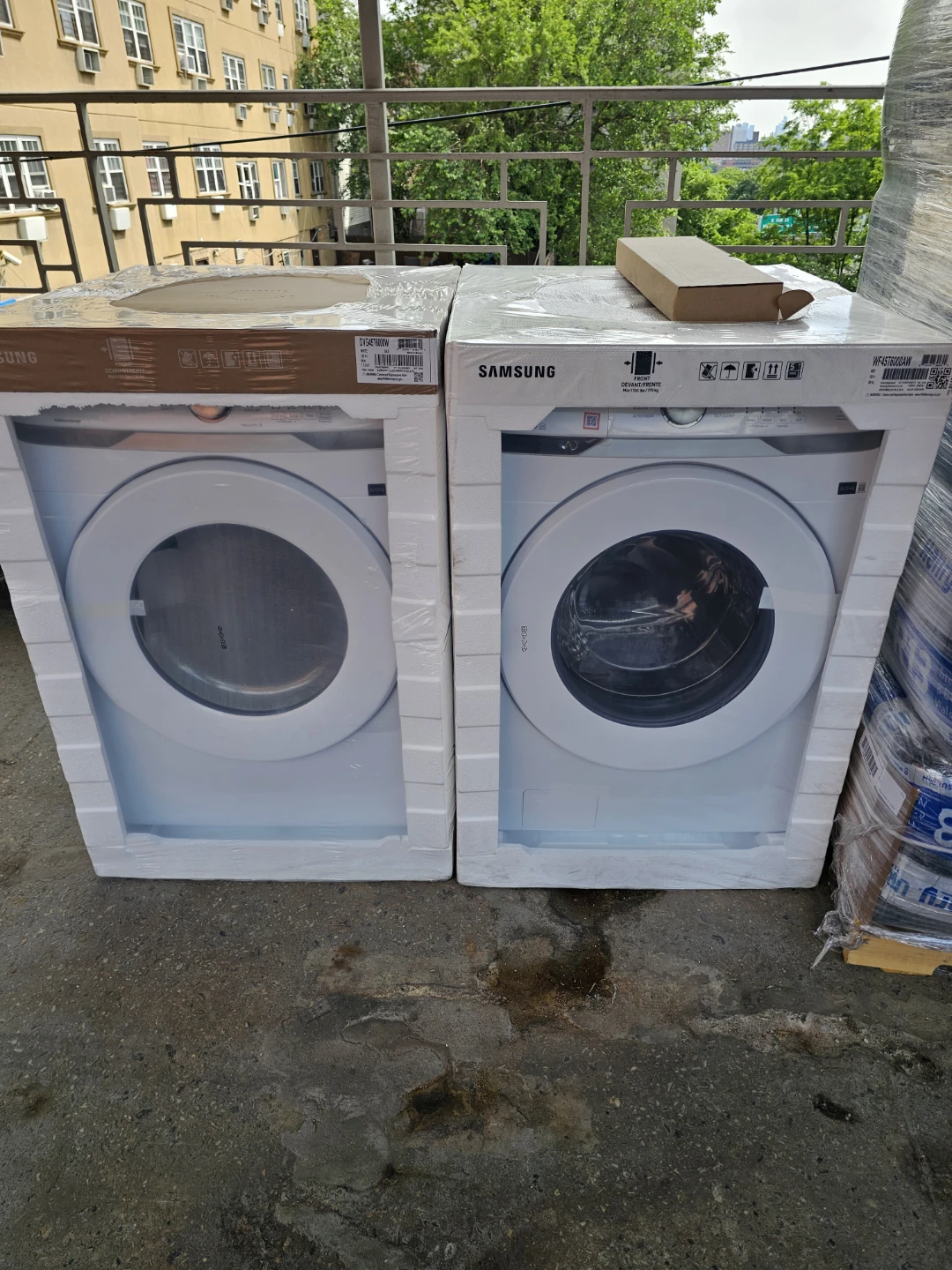 New Samsung washer and gas dryer set with stacking kit