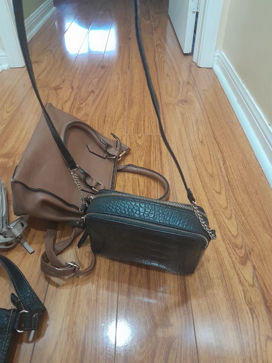 4 cross body bags guc all for $25 - photo 2