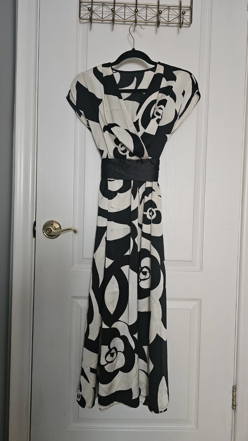 Black and White Floral Print Midi Dress - M